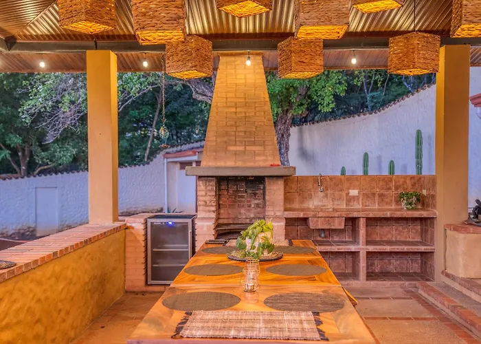 Walk To - Hot Tub - Pool - Comfort & Space *