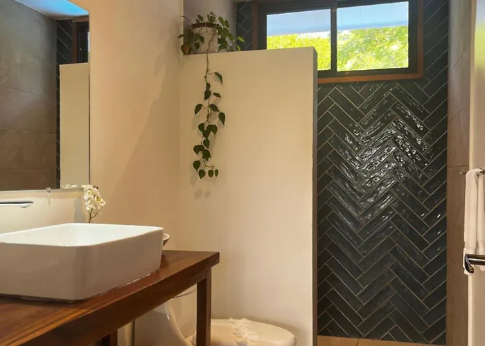 Walk To - Hot Tub - Pool - Comfort & Space *