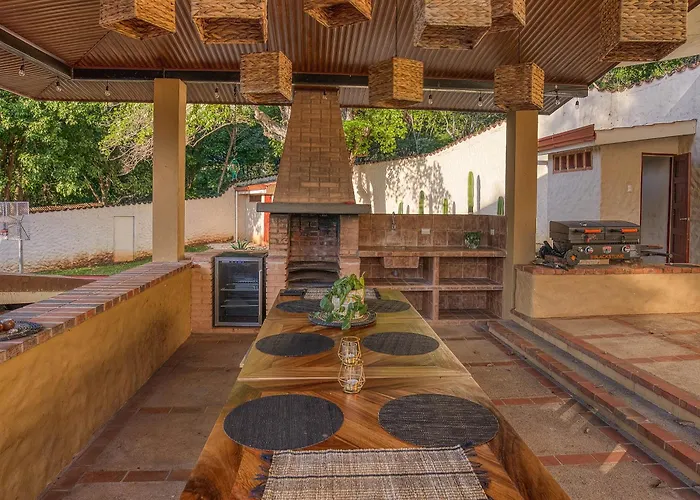 Walk To - Hot Tub - Pool - Comfort & Space
