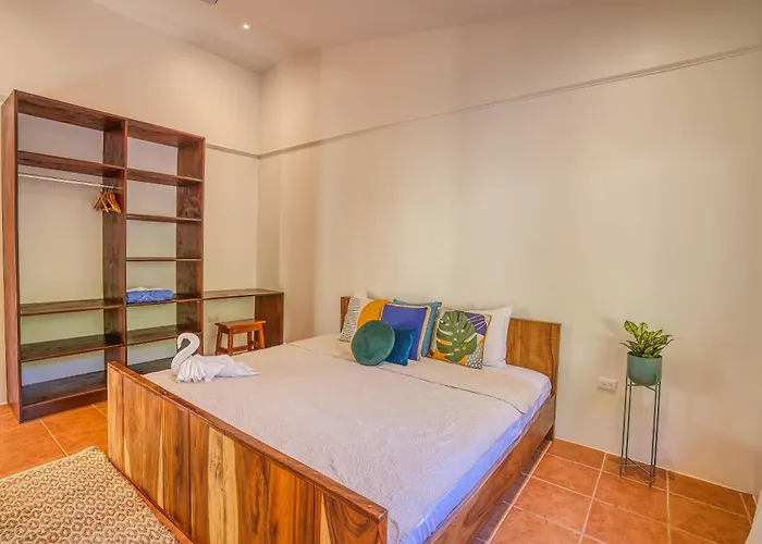 Walk To - Hot Tub - Pool - Comfort & Space