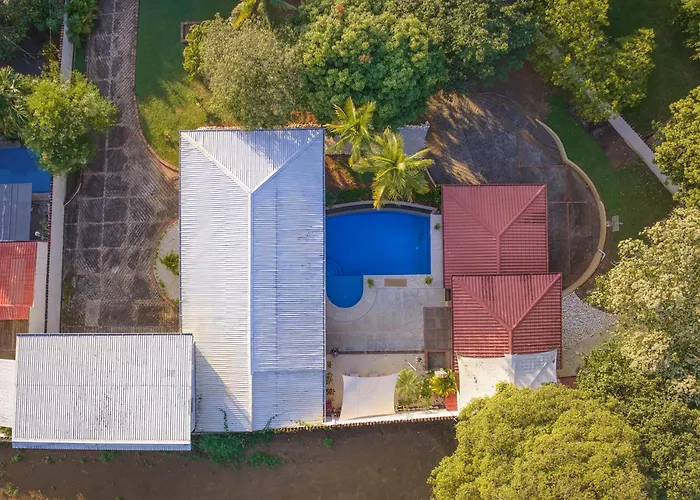 Walk To - Hot Tub - Pool - Comfort & Space