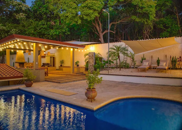 Walk To - Hot Tub - Pool - Comfort & Space *
