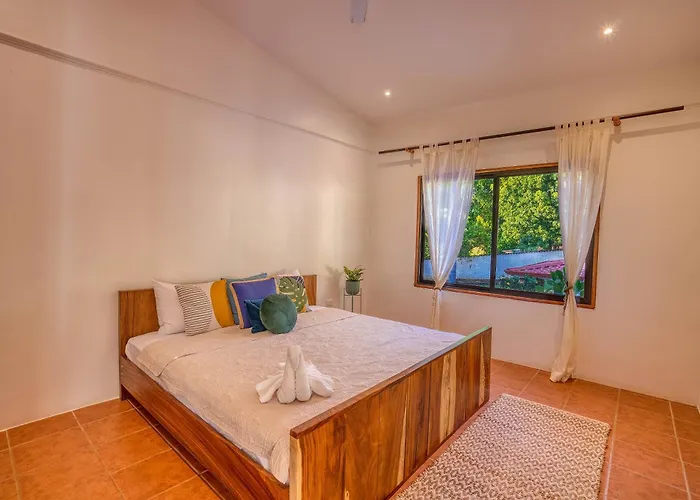 Walk To - Hot Tub - Pool - Comfort & Space *