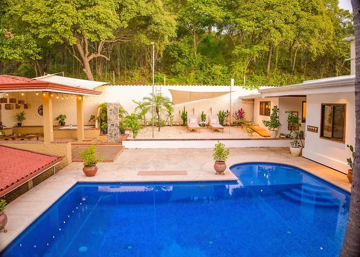 Walk To - Hot Tub - Pool - Comfort & Space Villa